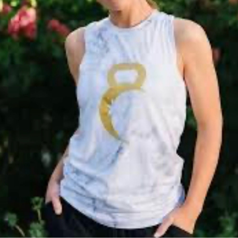 Zyia Active Top Womens medium
Marble Kettle Moon Tank Gold Kettlebell